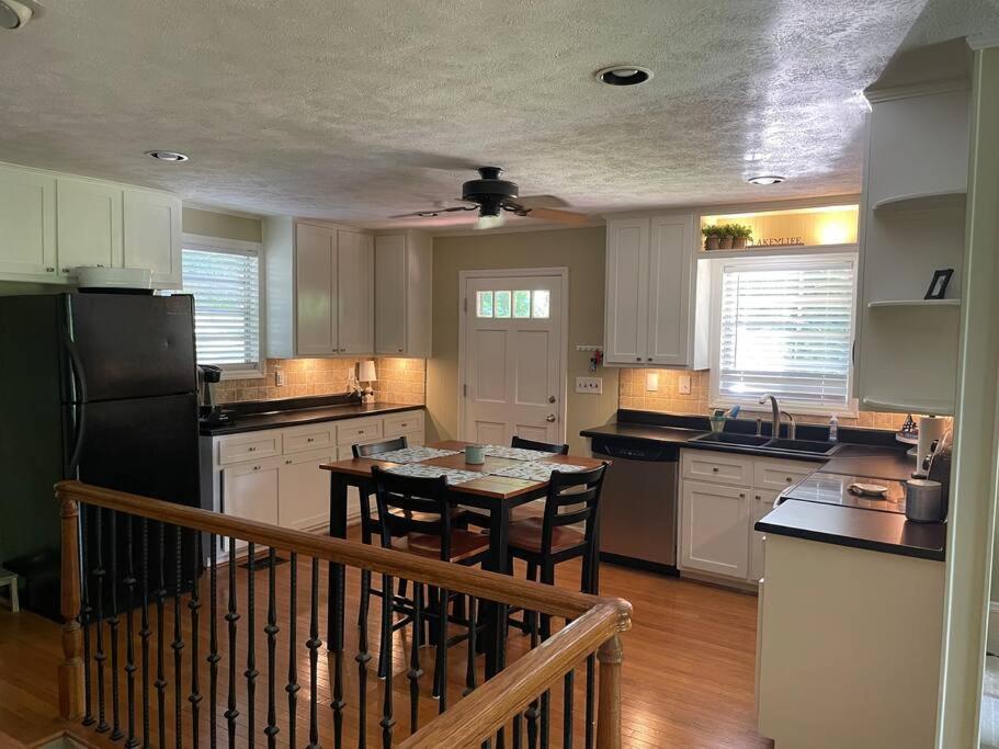 Вилла Cozy, Lake Lanier Property With Amazing Views Доусонвилл Экстерьер фото