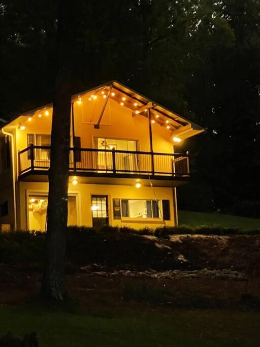 Вилла Cozy, Lake Lanier Property With Amazing Views Доусонвилл Экстерьер фото